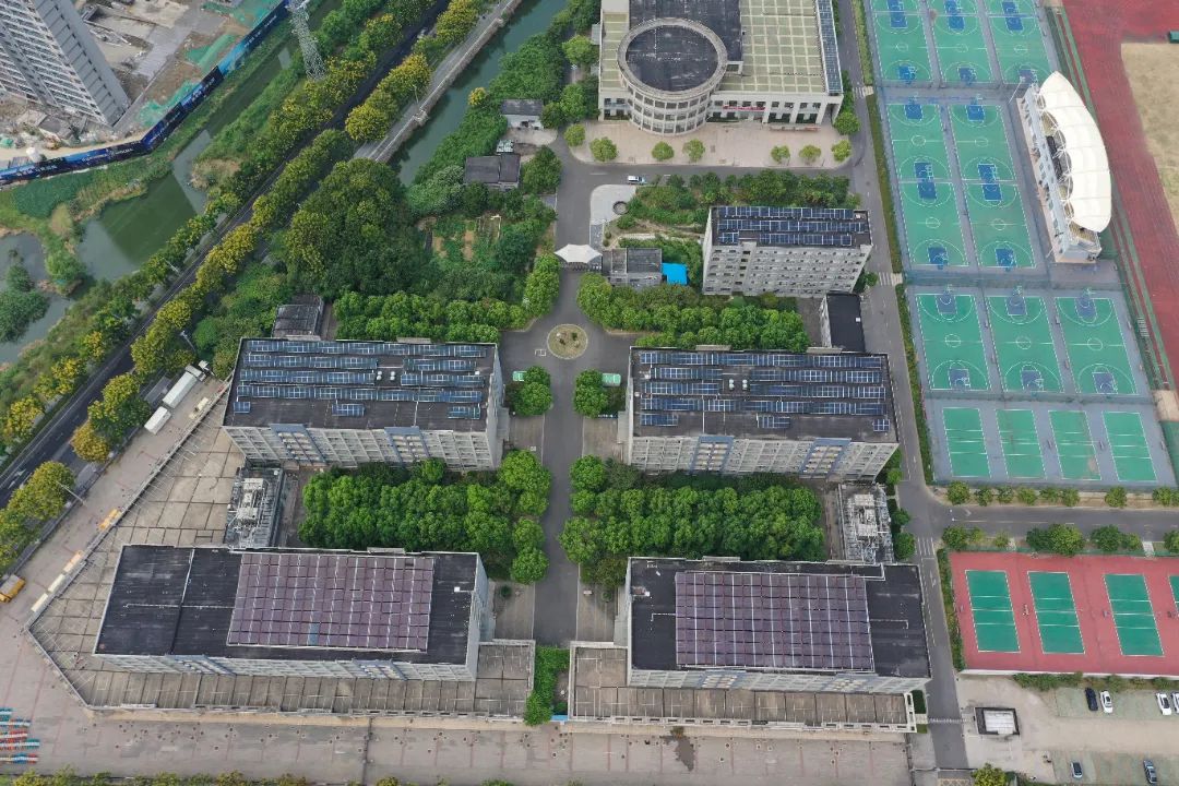 建设绿色低碳学校，推动光伏与建筑一体化发展